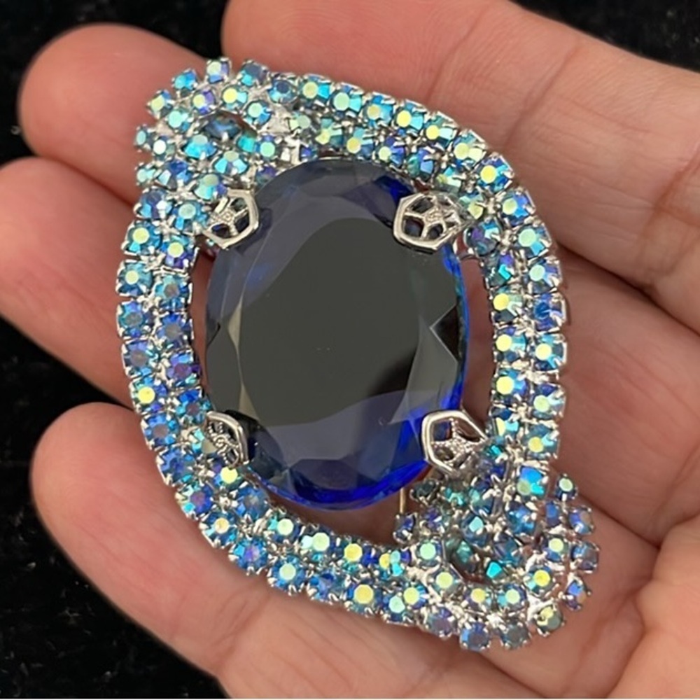 Vintage Sapphire Blue Glass Eye AB 1950’s Silver Tone Brooch. MA